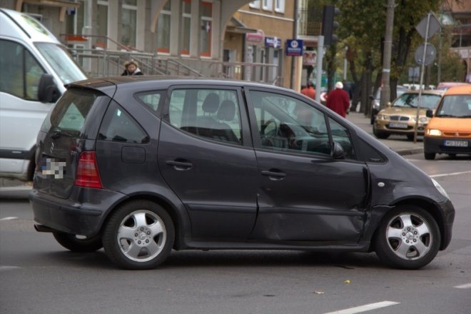 Zderzenie samochodów na skrzyżowaniu ulic Goworowskiej i Kopernika [9 X 2012] - zdjęcie #2 - eOstroleka.pl