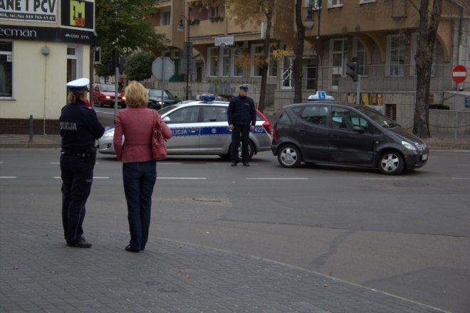 Zderzenie samochodów na skrzyżowaniu ulic Goworowskiej i Kopernika [9 X 2012] - zdjęcie #1 - eOstroleka.pl