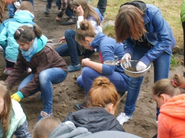 Młodzież uczyła się kopać bursztyn w Wachu [10 X 2012] - zdjęcie #1 - eOstroleka.pl