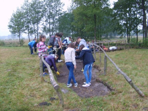 Młodzież uczyła się kopać bursztyn w Wachu [10 X 2012] - zdjęcie #2 - eOstroleka.pl