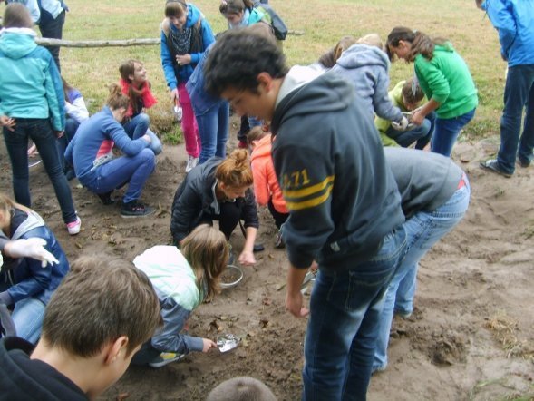 Młodzież uczyła się kopać bursztyn w Wachu [10 X 2012] - zdjęcie #7 - eOstroleka.pl
