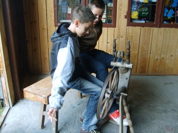 Młodzież uczyła się kopać bursztyn w Wachu [10 X 2012] - zdjęcie #4 - eOstroleka.pl