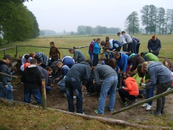 Młodzież uczyła się kopać bursztyn w Wachu [10 X 2012] - zdjęcie #9 - eOstroleka.pl