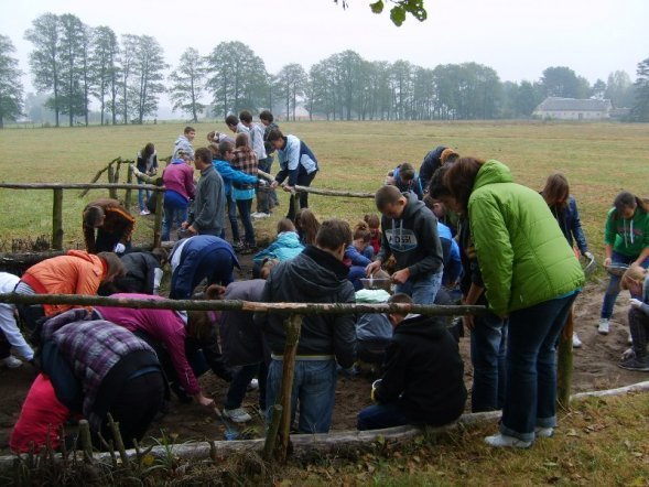 Młodzież uczyła się kopać bursztyn w Wachu [10 X 2012] - zdjęcie #10 - eOstroleka.pl