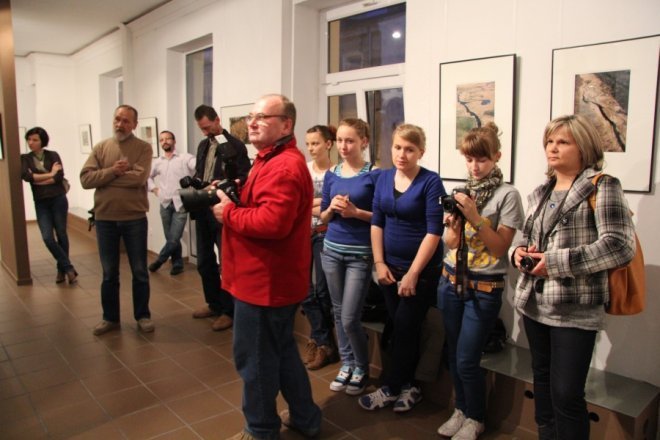 Finisaż wystawy Piotra Sawickiego w Galerii Ostrołęka [12 X 2012] - zdjęcie #13 - eOstroleka.pl