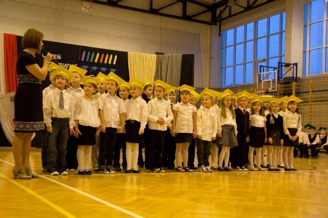 Szkoła Podstawowa nr 10: Pasowanie pierwszoklasistów na uczniów [16 X 2012] - zdjęcie #17 - eOstroleka.pl