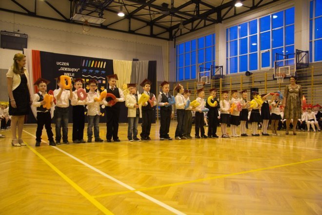 Szkoła Podstawowa nr 10: Pasowanie pierwszoklasistów na uczniów [16 X 2012] - zdjęcie #26 - eOstroleka.pl
