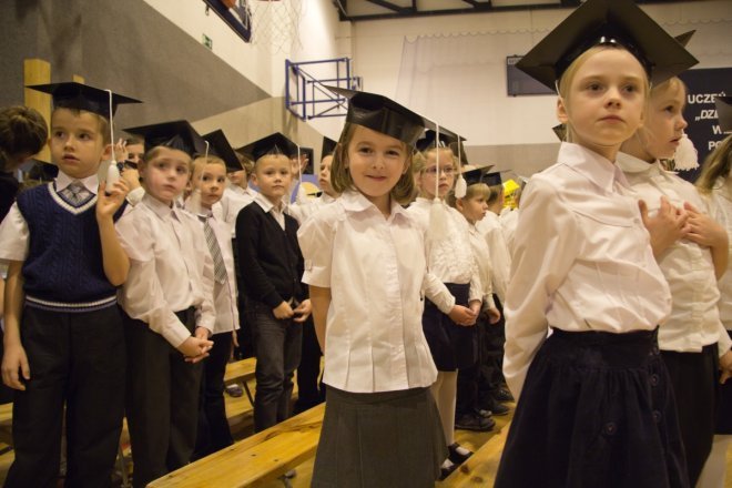 Szkoła Podstawowa nr 10: Pasowanie pierwszoklasistów na uczniów [16 X 2012] - zdjęcie #41 - eOstroleka.pl