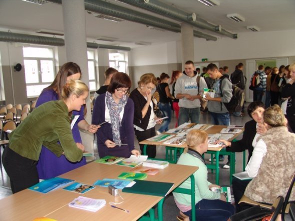 ZSZ 2: Konferencja dla uczniów  „Praca: zawód czy kompetencje” [18 X 2012] - zdjęcie #7 - eOstroleka.pl