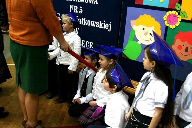 Pasowanie w SP nr 5 [24.10.2012] - zdjęcie #25 - eOstroleka.pl