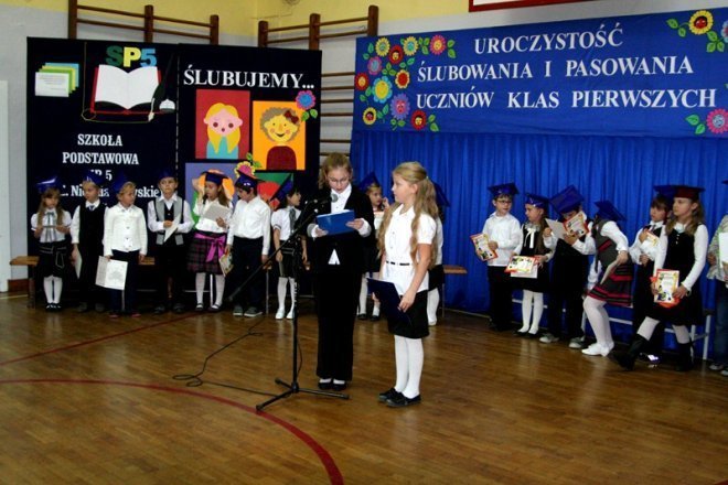 Pasowanie w SP nr 5 [24.10.2012] - zdjęcie #14 - eOstroleka.pl
