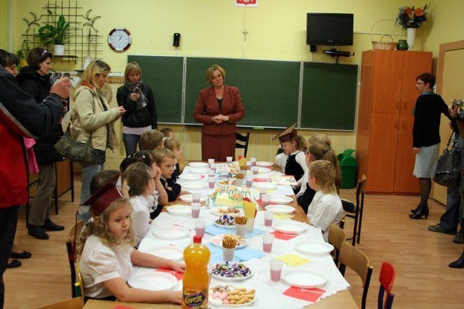 Pasowanie w SP nr 5 [24.10.2012] - zdjęcie #4 - eOstroleka.pl