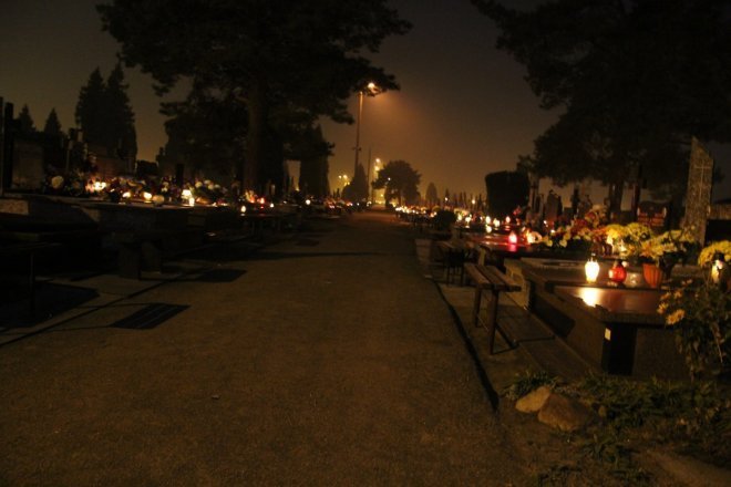 Cmentarz parafialny w Ostrołęce nocą [31 X 2012]  - zdjęcie #1 - eOstroleka.pl