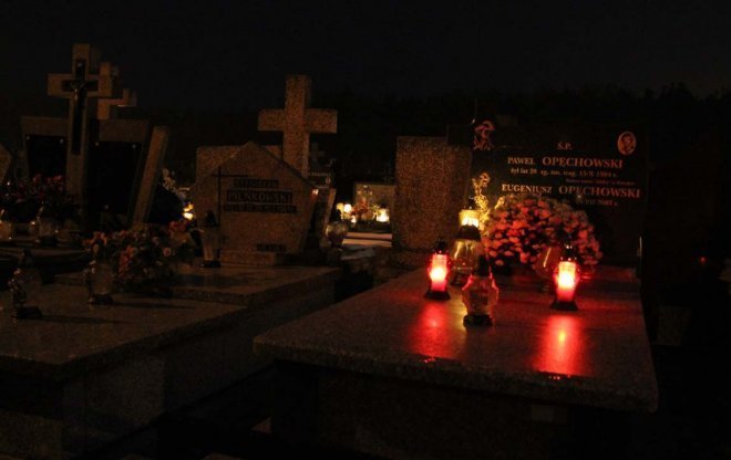 Cmentarz parafialny w Ostrołęce nocą [31 X 2012]  - zdjęcie #3 - eOstroleka.pl