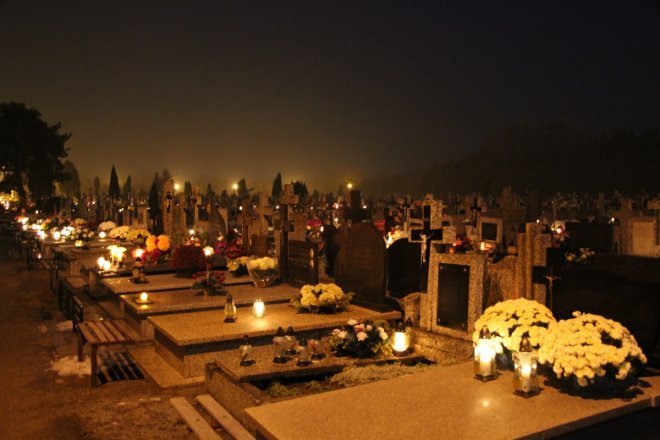 Cmentarz parafialny w Ostrołęce nocą [31 X 2012]  - zdjęcie #4 - eOstroleka.pl