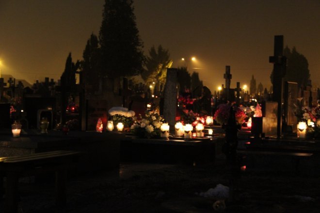 Cmentarz parafialny w Ostrołęce nocą [31 X 2012]  - zdjęcie #5 - eOstroleka.pl