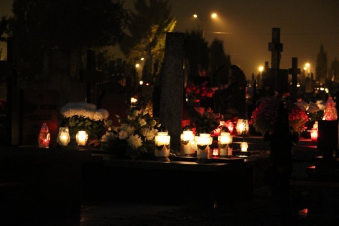 Cmentarz parafialny w Ostrołęce nocą [31 X 2012]  - zdjęcie #6 - eOstroleka.pl