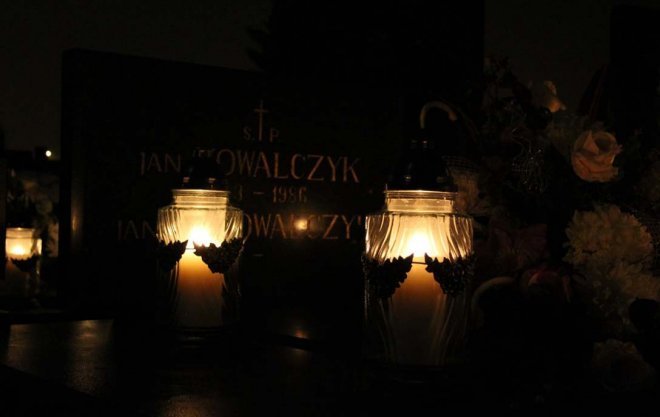Cmentarz parafialny w Ostrołęce nocą [31 X 2012]  - zdjęcie #8 - eOstroleka.pl