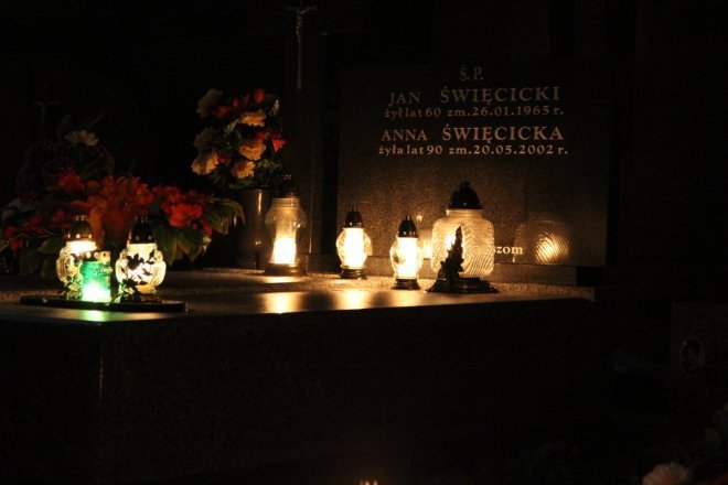 Cmentarz parafialny w Ostrołęce nocą [31 X 2012]  - zdjęcie #9 - eOstroleka.pl