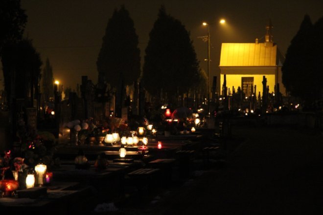 Cmentarz parafialny w Ostrołęce nocą [31 X 2012]  - zdjęcie #11 - eOstroleka.pl