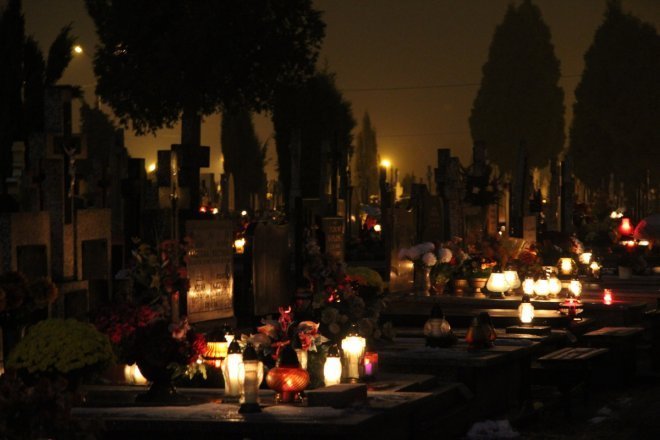 Cmentarz parafialny w Ostrołęce nocą [31 X 2012]  - zdjęcie #12 - eOstroleka.pl