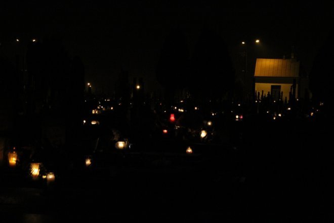Cmentarz parafialny w Ostrołęce nocą [31 X 2012]  - zdjęcie #15 - eOstroleka.pl