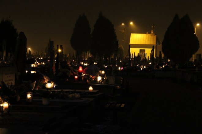 Cmentarz parafialny w Ostrołęce nocą [31 X 2012]  - zdjęcie #16 - eOstroleka.pl