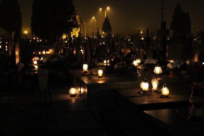 Cmentarz parafialny w Ostrołęce nocą [31 X 2012]  - zdjęcie #18 - eOstroleka.pl