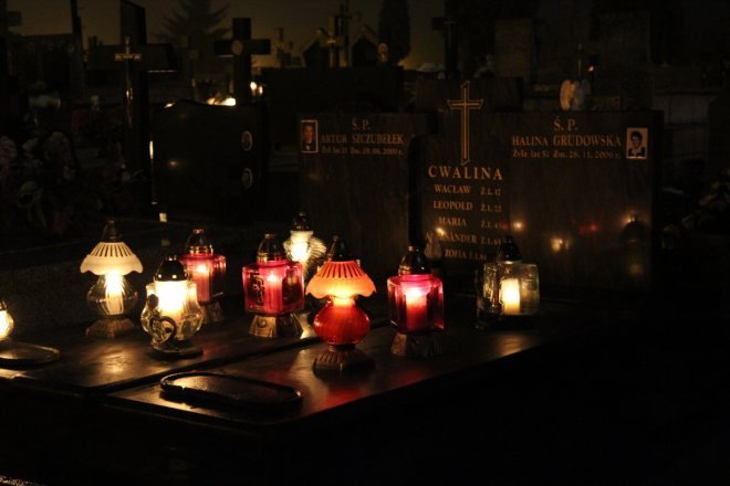 Cmentarz parafialny w Ostrołęce nocą [31 X 2012]  - zdjęcie #19 - eOstroleka.pl