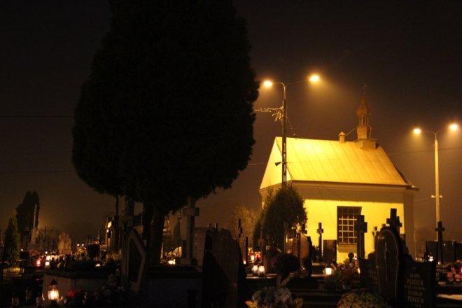 Cmentarz parafialny w Ostrołęce nocą [31 X 2012]  - zdjęcie #20 - eOstroleka.pl