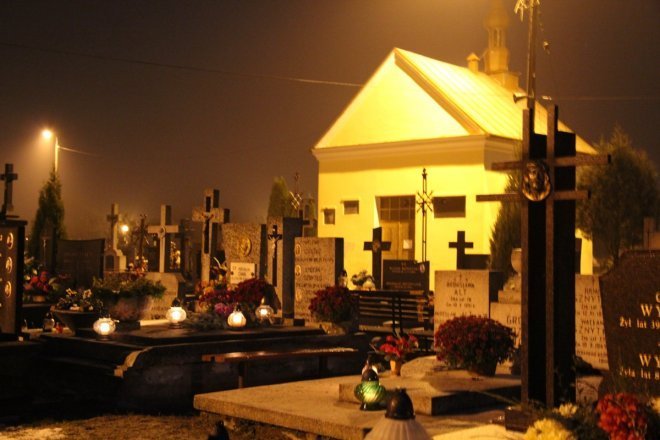 Cmentarz parafialny w Ostrołęce nocą [31 X 2012]  - zdjęcie #21 - eOstroleka.pl