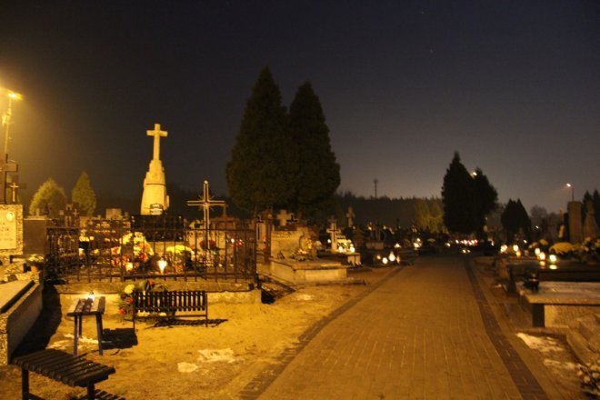 Cmentarz parafialny w Ostrołęce nocą [31 X 2012]  - zdjęcie #22 - eOstroleka.pl