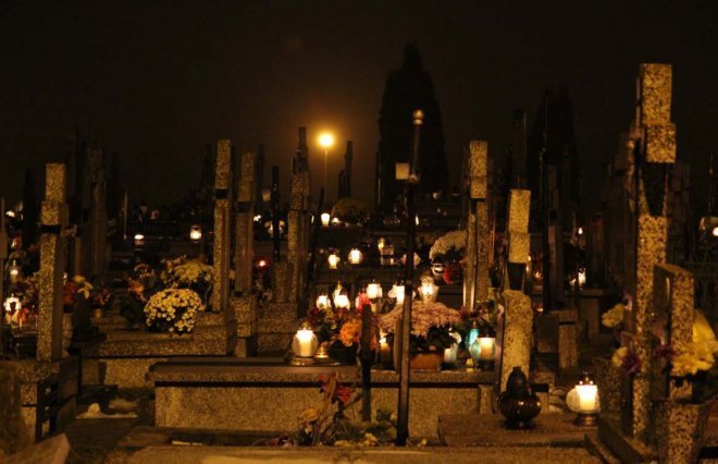 Cmentarz parafialny w Ostrołęce nocą [31 X 2012]  - zdjęcie #23 - eOstroleka.pl