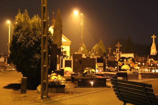 Cmentarz parafialny w Ostrołęce nocą [31 X 2012]  - zdjęcie #24 - eOstroleka.pl