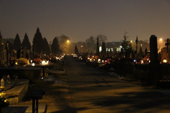 Cmentarz parafialny w Ostrołęce nocą [31 X 2012]  - zdjęcie #25 - eOstroleka.pl