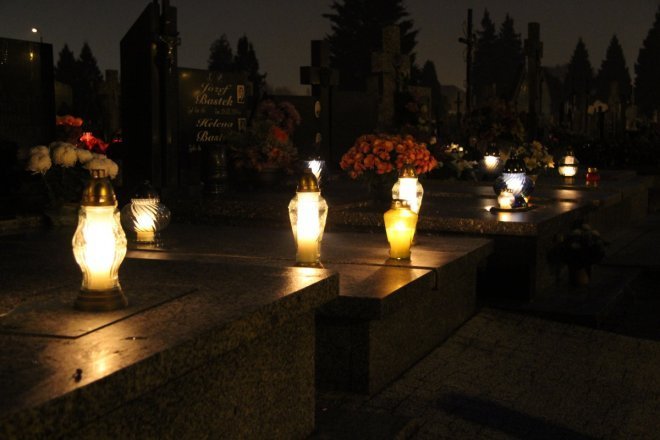 Cmentarz parafialny w Ostrołęce nocą [31 X 2012]  - zdjęcie #27 - eOstroleka.pl