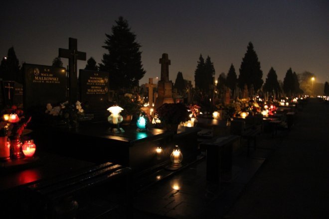 Cmentarz parafialny w Ostrołęce nocą [31 X 2012]  - zdjęcie #29 - eOstroleka.pl
