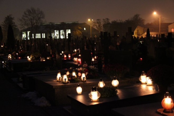 Cmentarz parafialny w Ostrołęce nocą [31 X 2012]  - zdjęcie #31 - eOstroleka.pl
