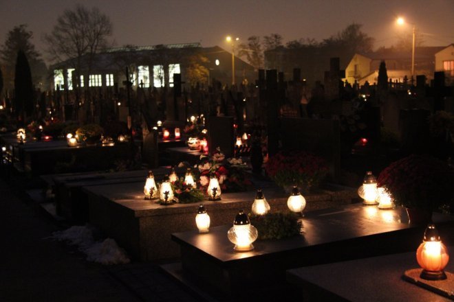 Cmentarz parafialny w Ostrołęce nocą [31 X 2012]  - zdjęcie #32 - eOstroleka.pl