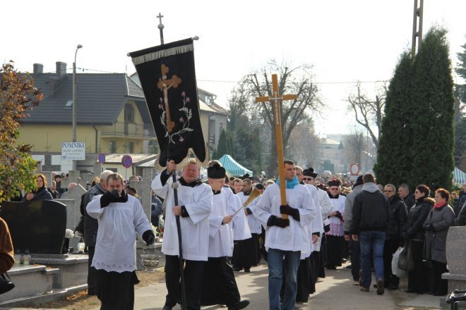 Wszystkich Świętych: Procesja na ostrołęckim cmentarzu parafialnym [1 XI 2012]  - zdjęcie #1 - eOstroleka.pl