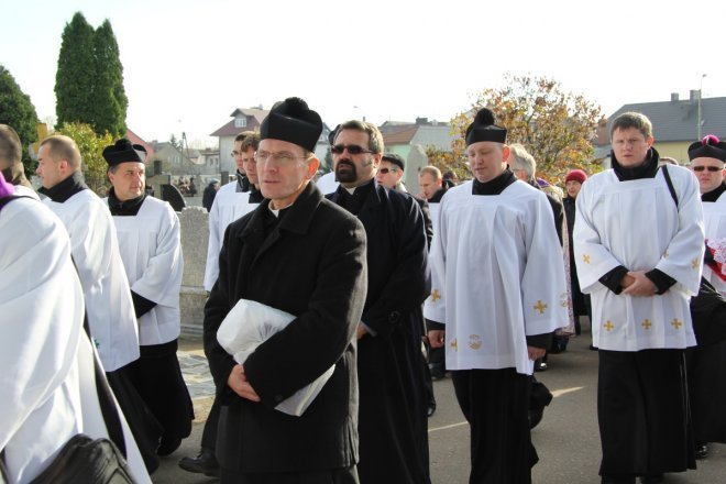 Wszystkich Świętych: Procesja na ostrołęckim cmentarzu parafialnym [1 XI 2012]  - zdjęcie #5 - eOstroleka.pl