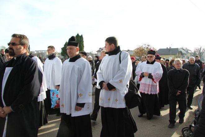 Wszystkich Świętych: Procesja na ostrołęckim cmentarzu parafialnym [1 XI 2012]  - zdjęcie #6 - eOstroleka.pl