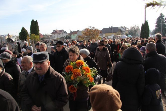 Wszystkich Świętych: Procesja na ostrołęckim cmentarzu parafialnym [1 XI 2012]  - zdjęcie #9 - eOstroleka.pl