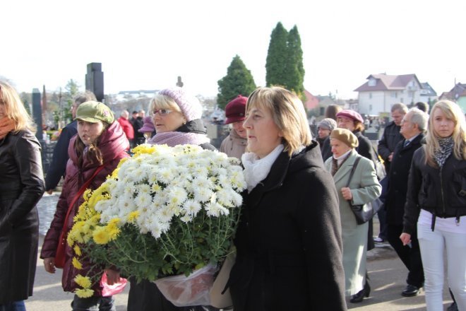 Wszystkich Świętych: Procesja na ostrołęckim cmentarzu parafialnym [1 XI 2012]  - zdjęcie #11 - eOstroleka.pl