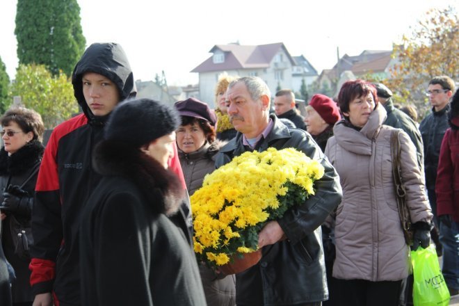 Wszystkich Świętych: Procesja na ostrołęckim cmentarzu parafialnym [1 XI 2012]  - zdjęcie #17 - eOstroleka.pl