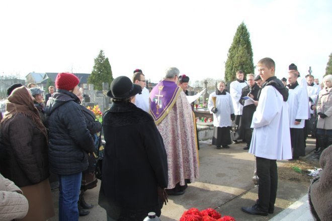 Wszystkich Świętych: Procesja na ostrołęckim cmentarzu parafialnym [1 XI 2012]  - zdjęcie #24 - eOstroleka.pl