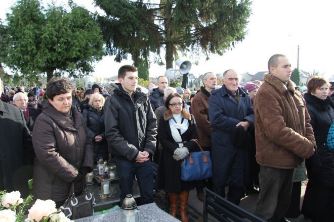 Wszystkich Świętych: Procesja na ostrołęckim cmentarzu parafialnym [1 XI 2012]  - zdjęcie #25 - eOstroleka.pl