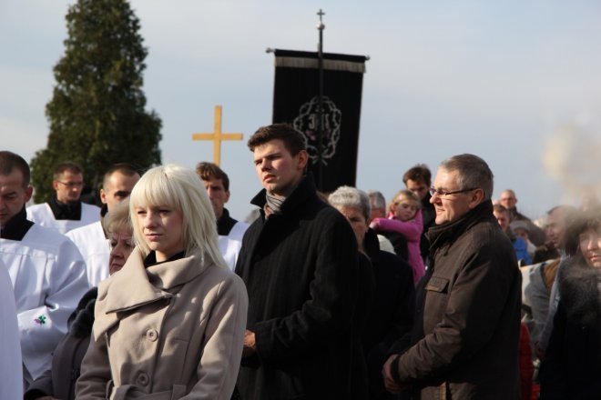 Wszystkich Świętych: Procesja na ostrołęckim cmentarzu parafialnym [1 XI 2012]  - zdjęcie #26 - eOstroleka.pl