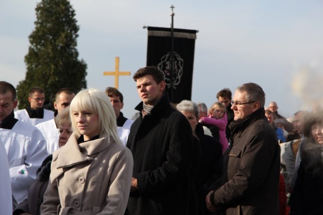 Wszystkich Świętych: Procesja na ostrołęckim cmentarzu parafialnym [1 XI 2012]  - zdjęcie #9 - eOstroleka.pl