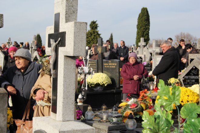 Wszystkich Świętych: Procesja na ostrołęckim cmentarzu parafialnym [1 XI 2012]  - zdjęcie #27 - eOstroleka.pl